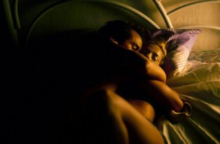 Wagner Moura e Alice Braga in una scena del film Lower City