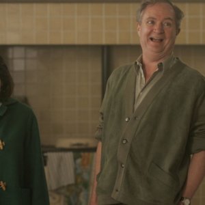 Elaine Cassidy e Jim Broadbent in una scena del film And When Did You Last See Your Father?