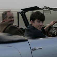 Jim Broadbent e Matthew Beard in una scena del film And When Did You Last See Your Father?
