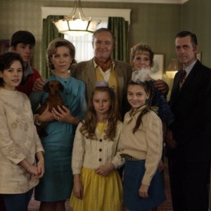 Elaine Cassidy, Matthew Beard, Juliet Stevenson,Jim Broadbent, Tilly Curtis, Tara Berwin, Sarah Lancashire e Robert Angell in una scena del film And When Did You Last See Your Father?