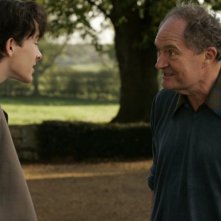 Matthew Beard e Jim Broadbent in una scena del film And When Did You Last See Your Father?