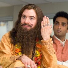 Mike Myers con Manu Narayan in una scena di The Love Guru