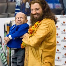 Verne Troyer con Mike Myers in una scena del film The Love Guru