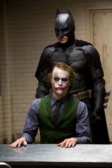 Christian Bale nei panni di Batman e Heath Ledger in quelli di Joker in una scena del film The Dark Knight (2008)