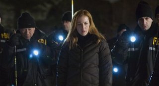 Gillian Anderson in una sequenza del film X-Files: Voglio crederci