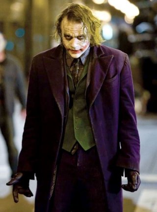 Heath Ledger nei panni di Joker in una scena del film The Dark Knight di Cristopher Nolan