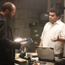 Jason Statham e Luis Guzman in una scena del film Rogue - Il solitario