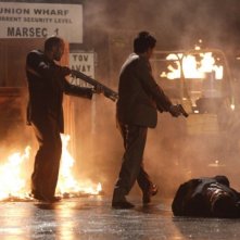 Jason Statham e Terry Chen in una scena del film Rogue - Il solitario