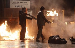 Jason Statham e Terry Chen in una scena del film Rogue - Il solitario