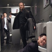 Jason Statham in una sequenza d'azione del film Rogue - Il solitario