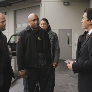 Jason Statham, Mathew St. Patrick, Sung Kang e John Lone in una scena del film Rogue - Il solitario