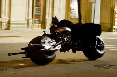 Una scena del film Il cavaliere oscuro con la bat-moto