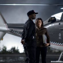 Adrian Lester e Rhona Mitra in una scena del film Doomsday
