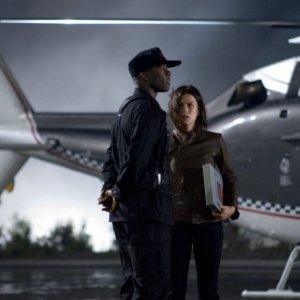 Adrian Lester e Rhona Mitra in una scena del film Doomsday