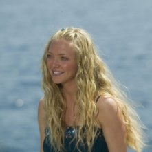 La bionda Amanda Seyfried in una scena del film Mamma Mia!