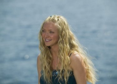 La bionda Amanda Seyfried in una scena del film Mamma Mia!