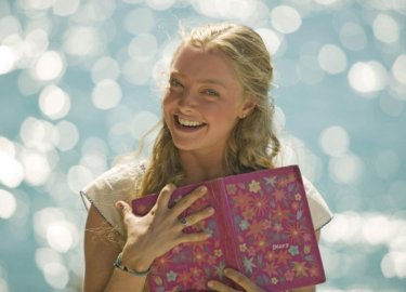 Amanda Seyfried in una scena del colorato musical Mamma Mia!