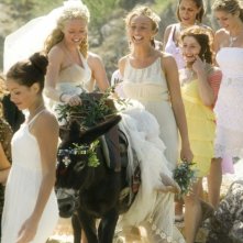 Amanda Seyfried in una scena del musical Mamma Mia!