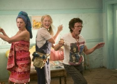 Le scatenate Christine Baranski, Meryl Streep e Julie Walters in una scena del musical Mamma Mia!