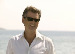 Il fascinoso Pierce Brosnan in una scena del musical Mamma Mia!