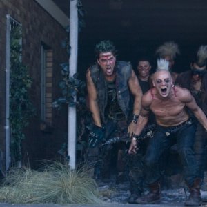 Craig Conway in una scena del film Doomsday