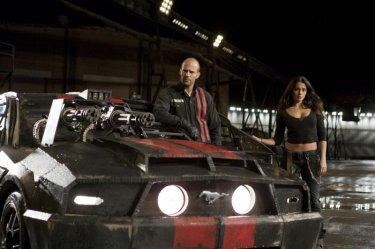 Jason Statham e Natalie Martinez in una scena del film Death Race