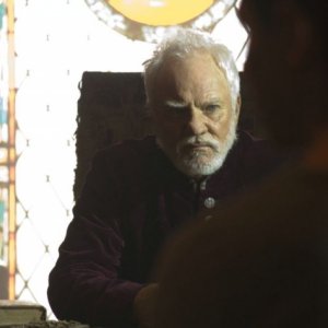 Malcolm McDowell in una scena del film Doomsday