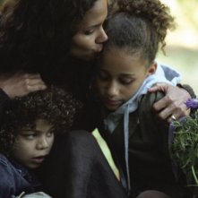 Micah Berry, Halle Berry e Alexis Llewellyn in una scena del film Noi due sconosciuti