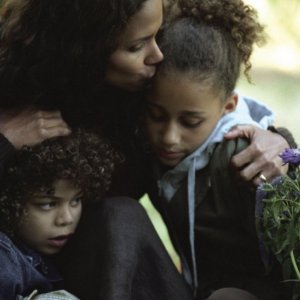 Micah Berry, Halle Berry e Alexis Llewellyn in una scena del film Noi due sconosciuti