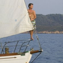Pierce Brosnan in costume una scena del musical Mamma Mia!
