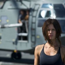 Rhona Mitra in una scena del film Doomsday