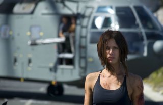 Rhona Mitra in una scena del film Doomsday