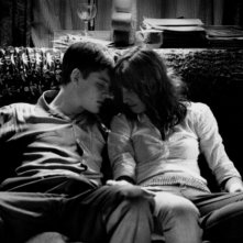 Sam Riley e Alexandra Maria Lara in una scena del film Control