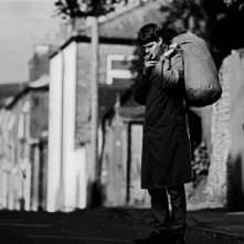 Sam Riley in una scena del film biografico Control