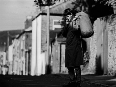 Sam Riley in una scena del film biografico Control