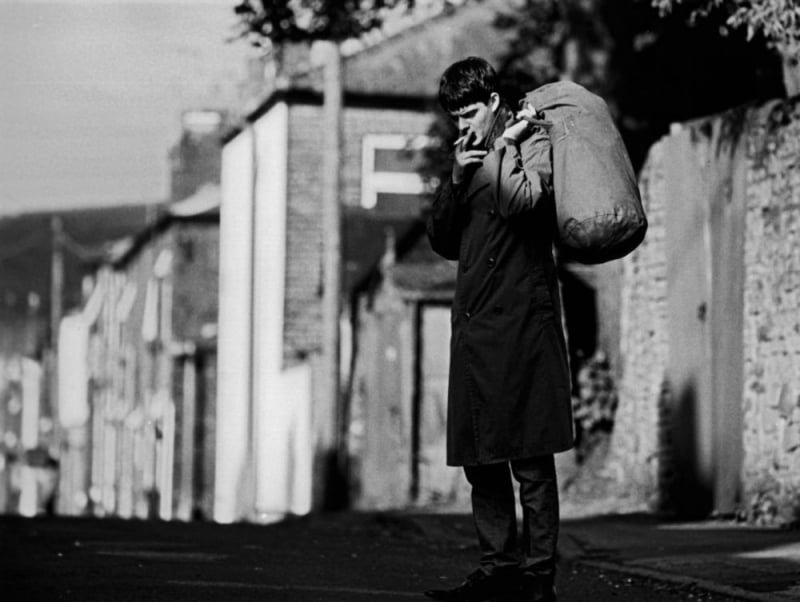 Sam Riley in una scena del film biografico Control