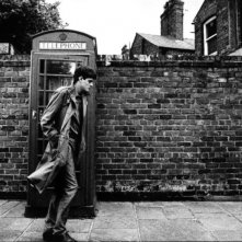 Sam Riley in una scena del film Control