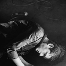 Sam Riley interpreta Ian Curtis dei Joy Division nel film Control