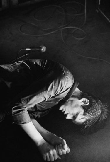 Sam Riley interpreta Ian Curtis dei Joy Division nel film Control