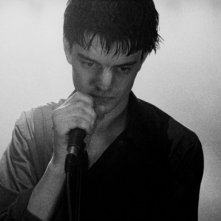 Sam Riley nei panni di Ian Curtis in un'immagine del film Control