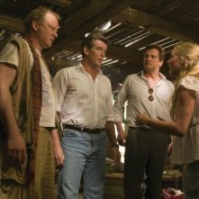 Stellan Skarsgård, Pierce Brosnan, Colin Firth e Amanda Seyfried in una scena del musical Mamma Mia!