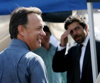 Tom Hanks e, sullo sfondo, Pierfrancesco Favino sul set romano di Angeli e demoni