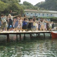 Una scena del musical Mamma Mia! ispirato all'omonimo successo teatrale