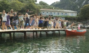 Una scena del musical Mamma Mia! ispirato all'omonimo successo teatrale