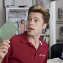 Brad Pitt in una scena del film Burn After Reading
