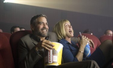 George Clooney e Frances McDormand in una scena del film Burn After Reading