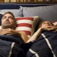 George Clooney e Tilda Swinton in una scena del film Burn After Reading