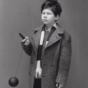 Il bambino cieco del film La antena