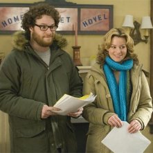 Seth Rogen ed Elizabeth Banks in una scena del film Zack and Miri Make a Porno, regia di Kevin Smith
