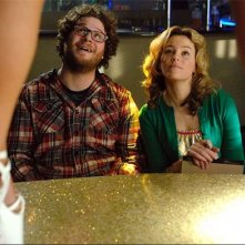 Seth Rogen ed Elizabeth Banks in una scena del film Zack and Miri Make a Porno